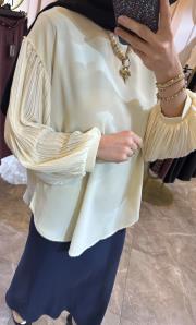 ceremony kolları ince plise ve inci detaylı önü kısa bluz ekru