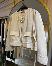 etek ucu ve kolları büzgülü önden fermuarlı aksesuarlı kısa dubai ceket taş