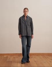 v yaka çizgili gömlek lacivert