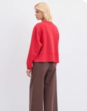 kadriye baştürk oversize yandan yırtmaçlı kısa sweatshirt kırmızı 2