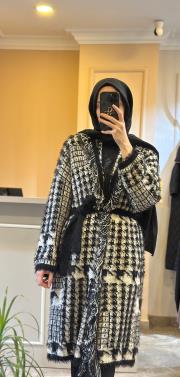 ghisa yakası püsküllü belden kuşaklı uzun ithal hırka siyah beyaz 4